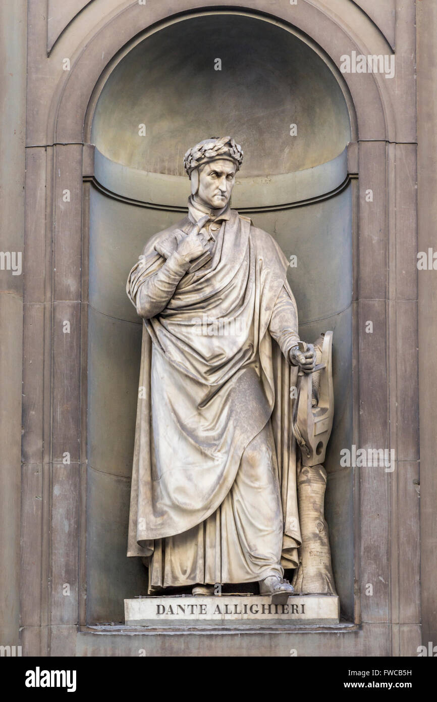 La province de Florence, Florence, Toscane, Italie. Statue de la Piazzale degli Uffizi de poète Florentin Durante degli Alighieri, connu Banque D'Images