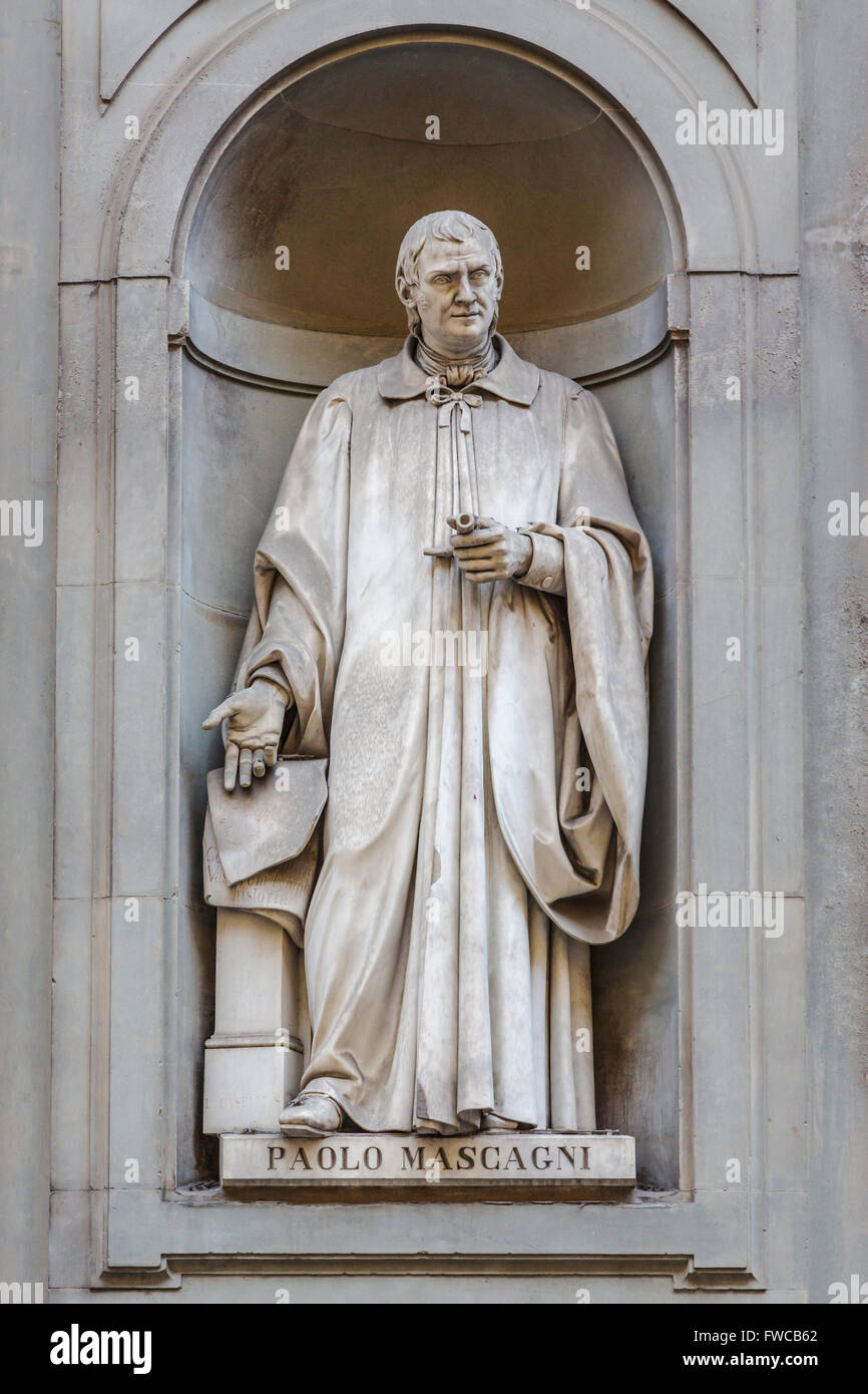 La province de Florence, Florence, Toscane, Italie. Statue de la Piazzale degli Uffizi de médecin italien Paolo Mascagni 1755-1815, qui Banque D'Images