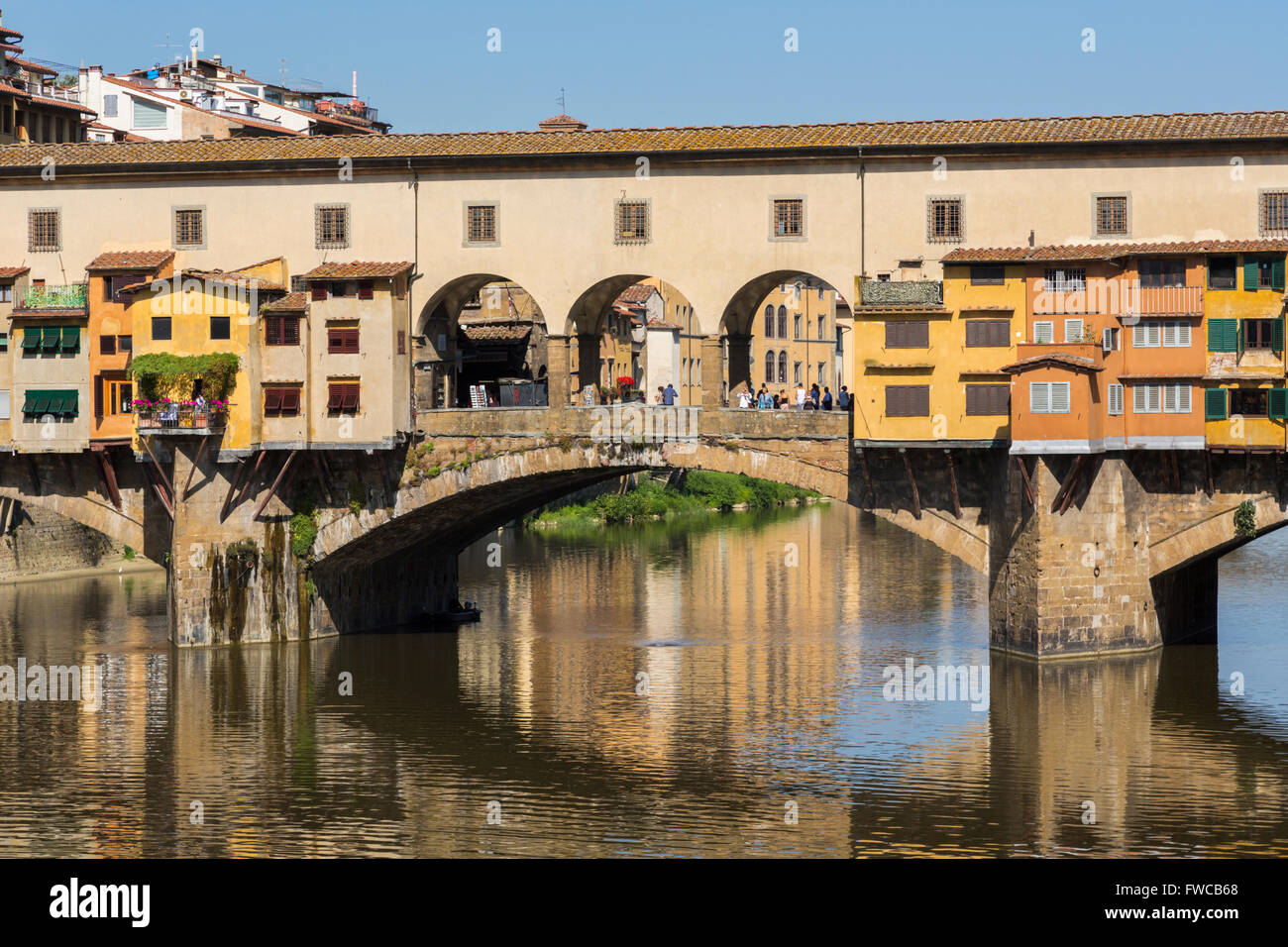 La province de Florence, Florence, Toscane, Italie. La ville médiévale de Ponte Vecchio, ou Vieux Pont, sur le fleuve Arno. Banque D'Images