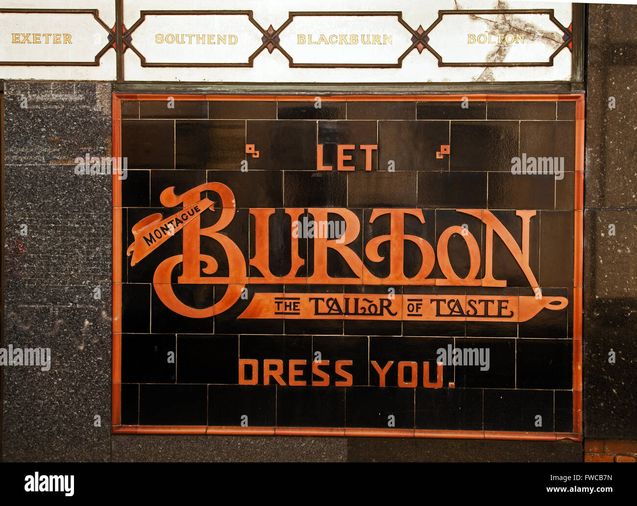 Publicité pour Burton l'tailleur dans des tuiles sur le mur de leur boutique à Abergavenny au Pays de Galles Banque D'Images