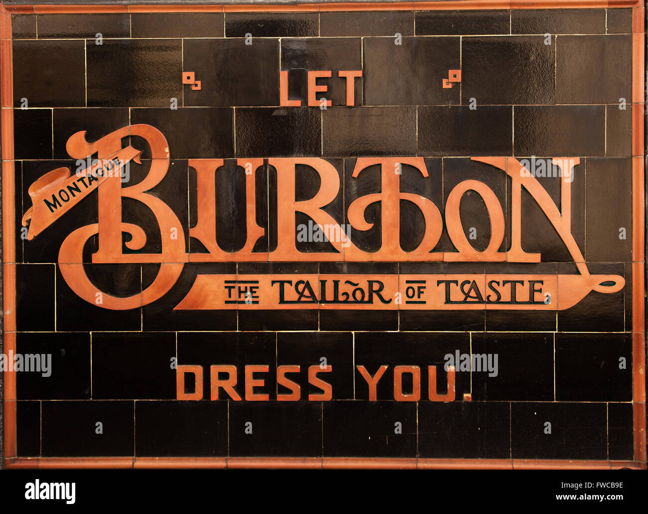 Publicité pour Burton l'tailleur dans des tuiles sur le mur de leur boutique à Abergavenny au Pays de Galles Banque D'Images