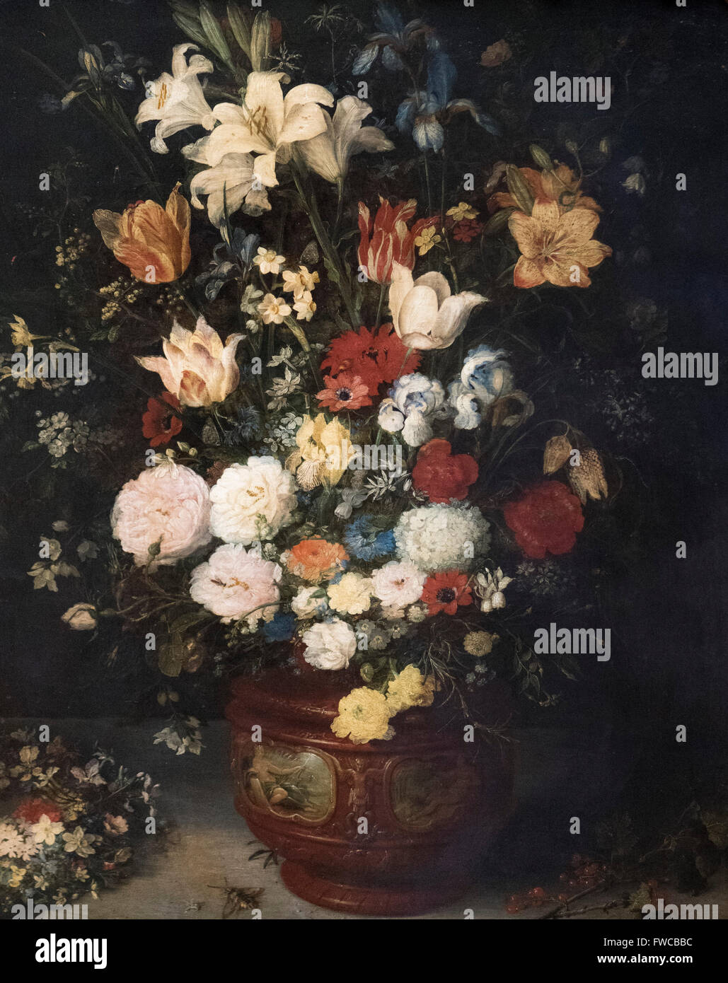 Jan Brueghel l'Ancien, (1568-1625), bouquet de fleurs (1620-1625). Bouquet dans un vase sculpté à côté d'une gerbe de fleurs Banque D'Images