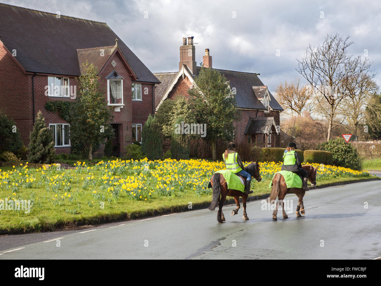 Chevaux et cavaliers en anglais village de printemps Banque D'Images