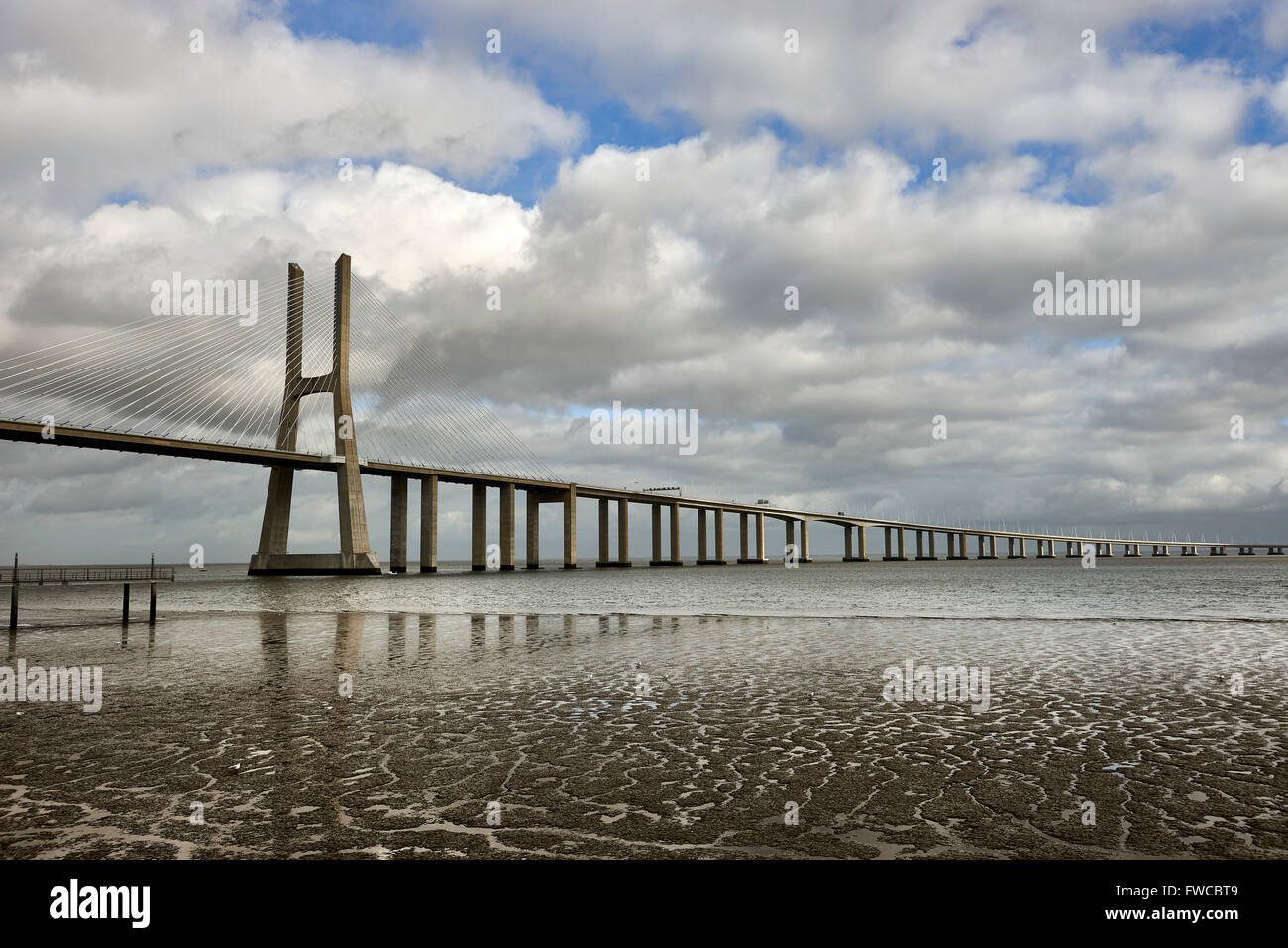 Pont Vasco da Gama sur le Tage dans le Parque das Nações, site de l'Expo 98, Lisbonne, Portugal, Europe Banque D'Images