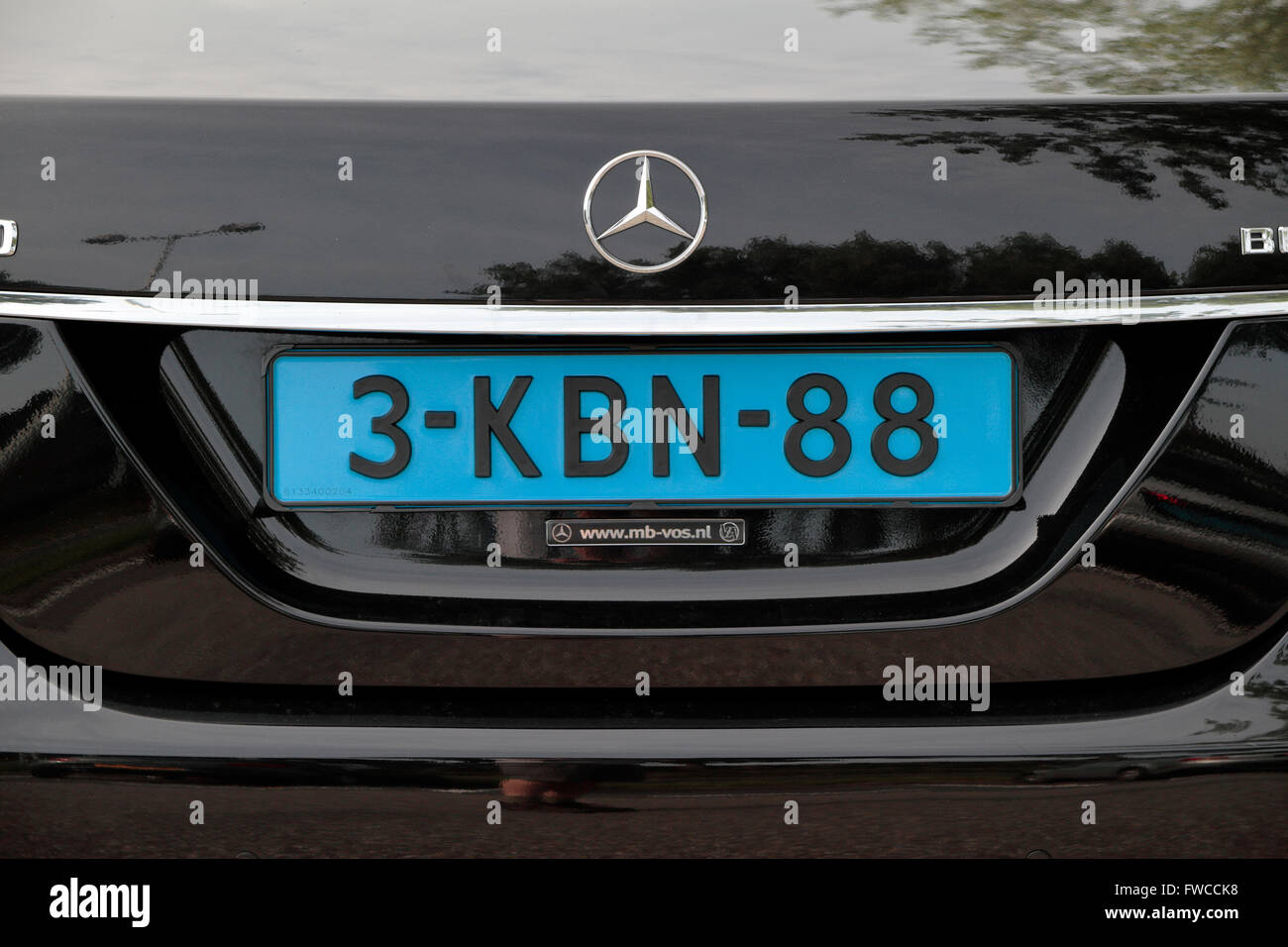 Licence de taxi de couleur bleue sur la plaque d'une Mercedes voiture garée  à Amsterdam, Pays-Bas Photo Stock - Alamy