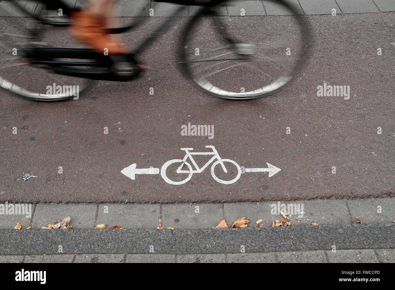 Une bicyclette sur une voie cyclable à Amsterdam, Pays-Bas. Banque D'Images