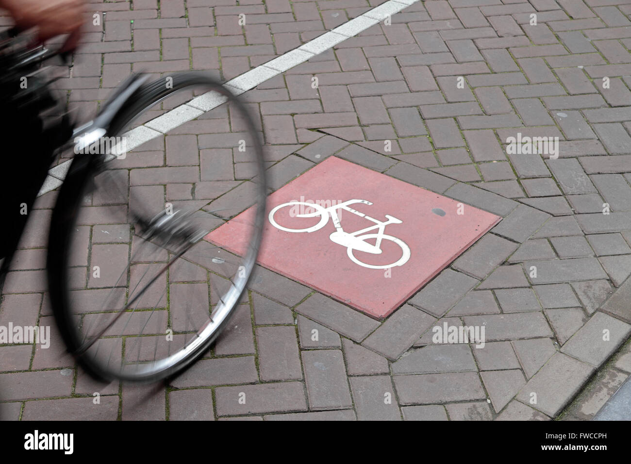 Une bicyclette sur une voie cyclable à Amsterdam, Pays-Bas. Banque D'Images