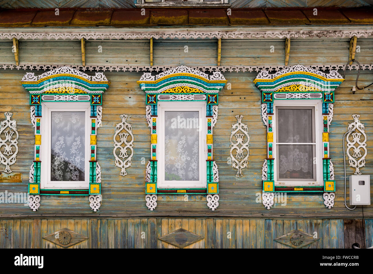 Fenêtre sculptée dans la vieille maison de campagne en bois russe Banque D'Images