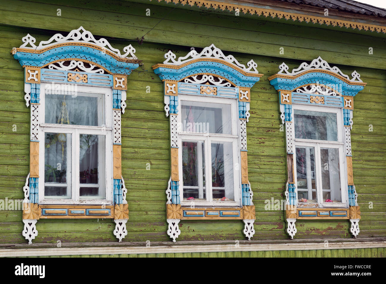 Fenêtre sculptée dans la vieille maison de campagne en bois russe Banque D'Images