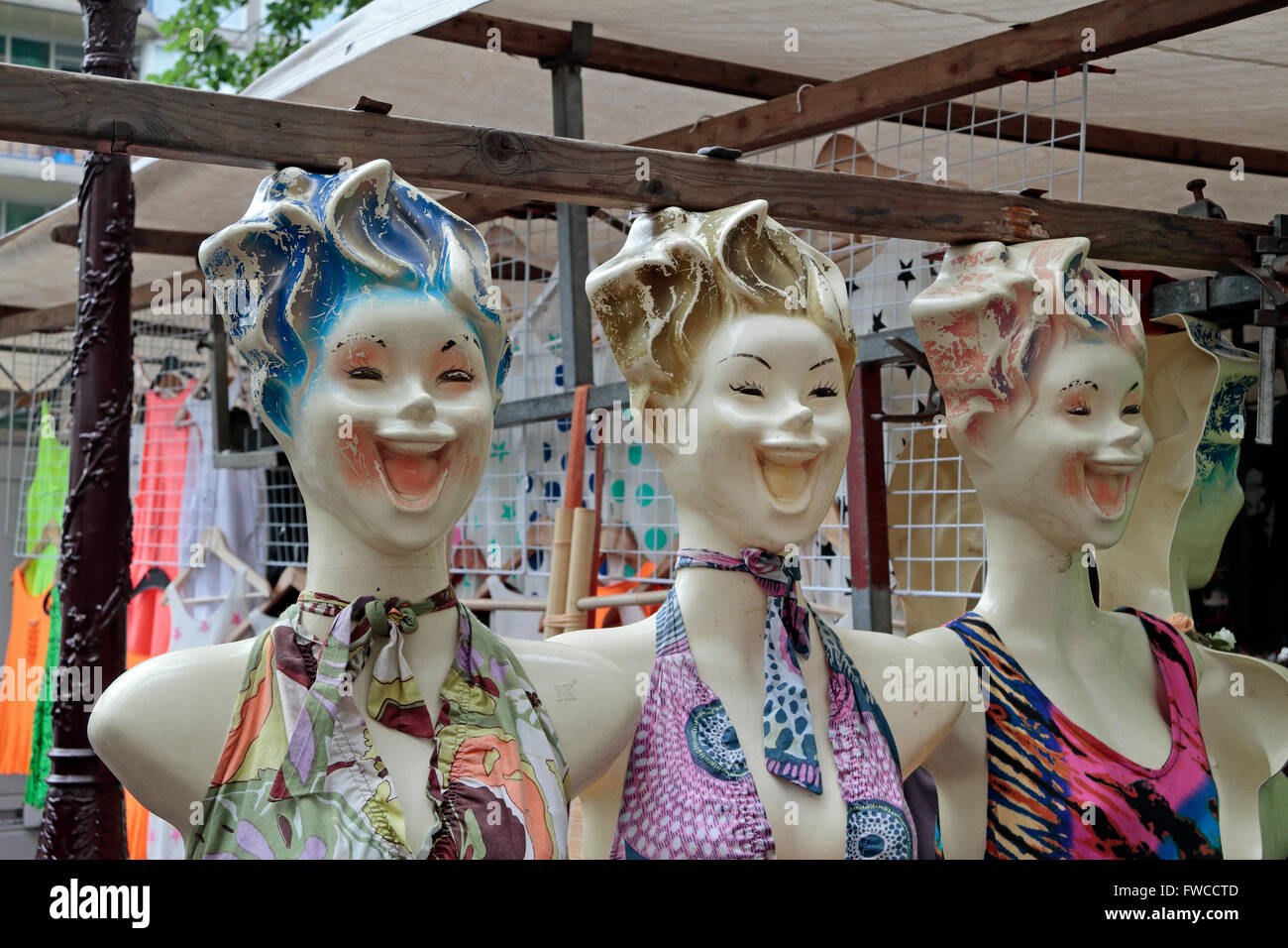 Creepy à trois visages de mannequins sur un stand à Amsterdam, Pays-Bas. Banque D'Images