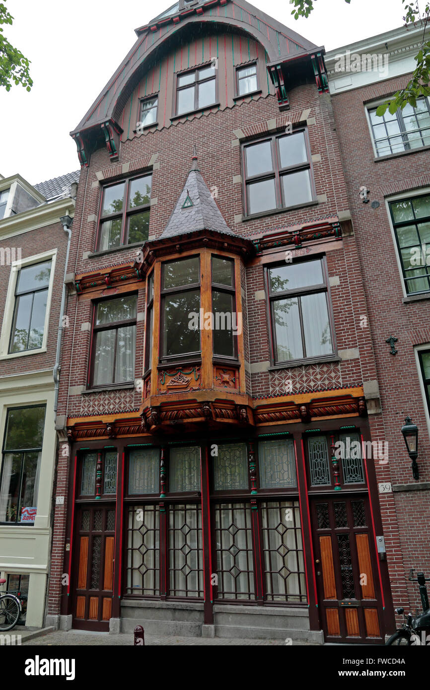 Belle maison avant sur l'Amstel à Amsterdam, Pays-Bas. Banque D'Images