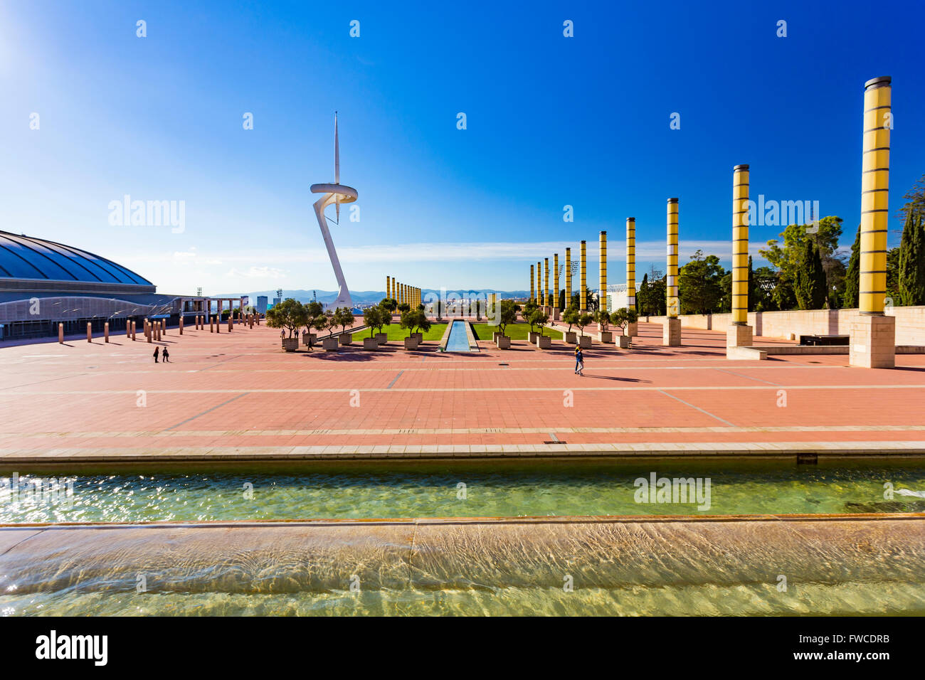 En dehors de Palau Sant Jordi avec la tour de télécommunications de Montjuic, Anella Olímpica, Barcelone, Catalogne, Espagne Banque D'Images