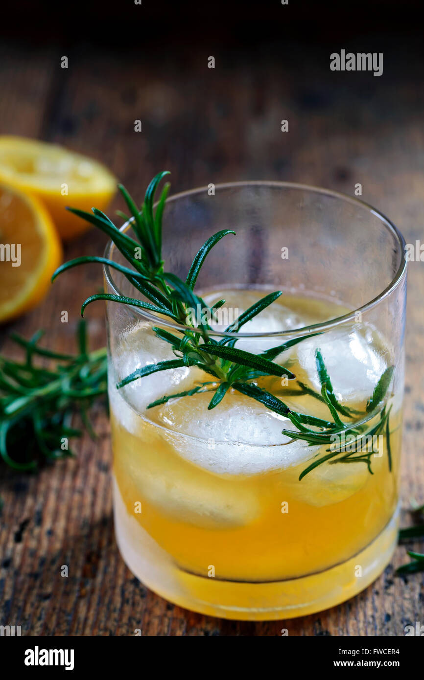 Cocktail Whiskey sour au romarin Banque D'Images