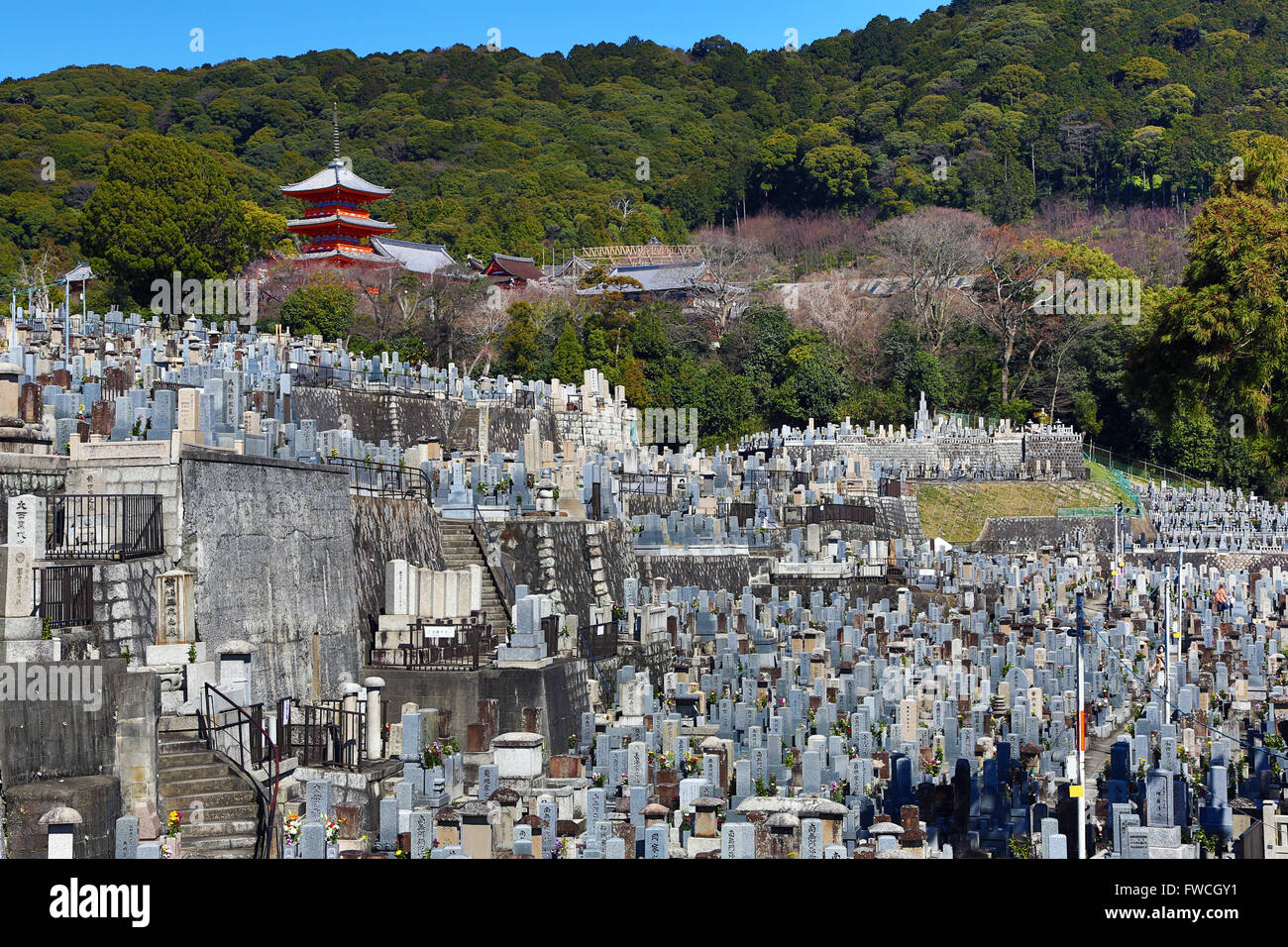 Nishi Otani cimetière près de Temple Kiyomizu-dera à Kyoto, Japon Banque D'Images