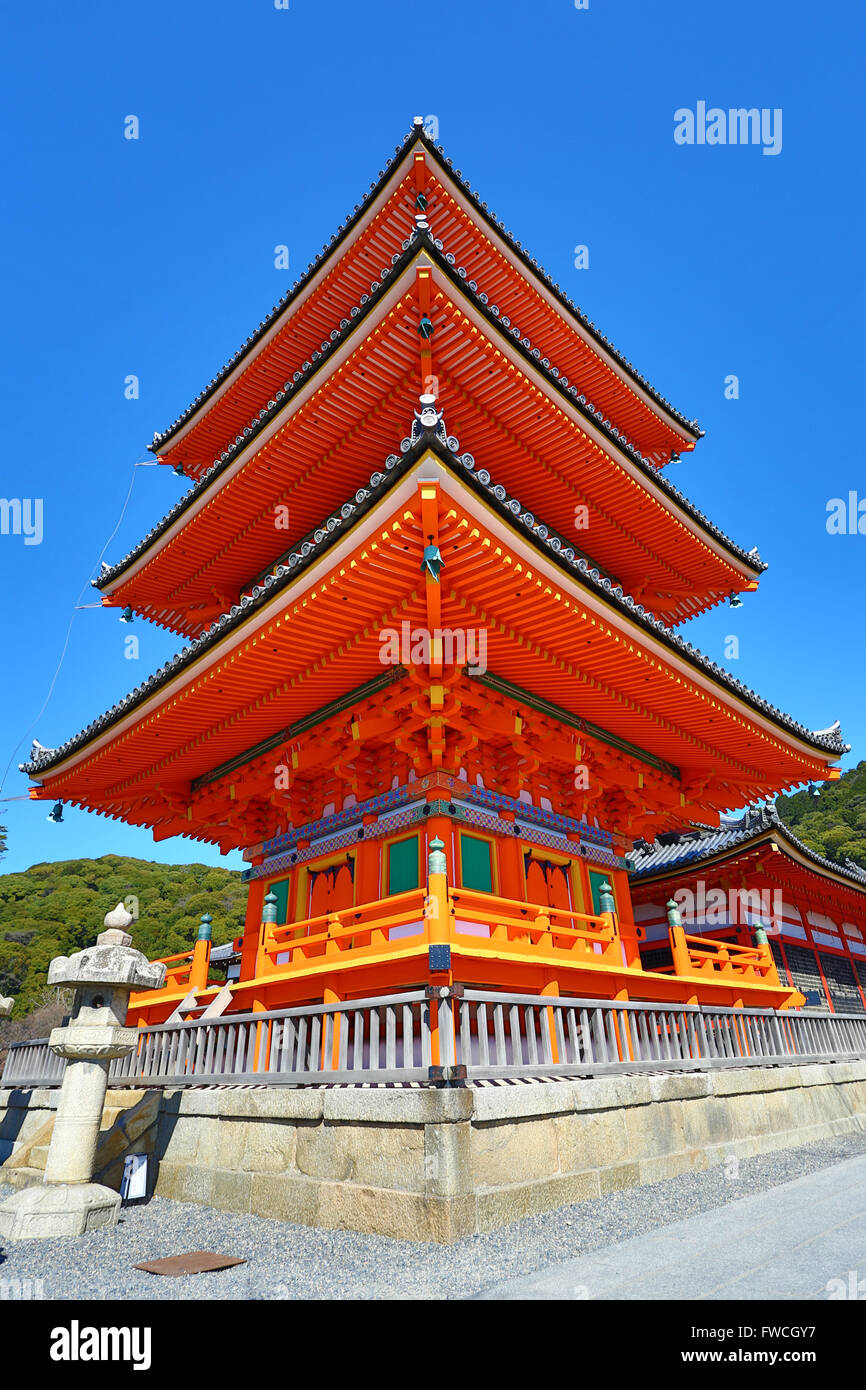 La pagode à trois étages orange le Temple Kiyomizu-dera à Kyoto, Japon Banque D'Images