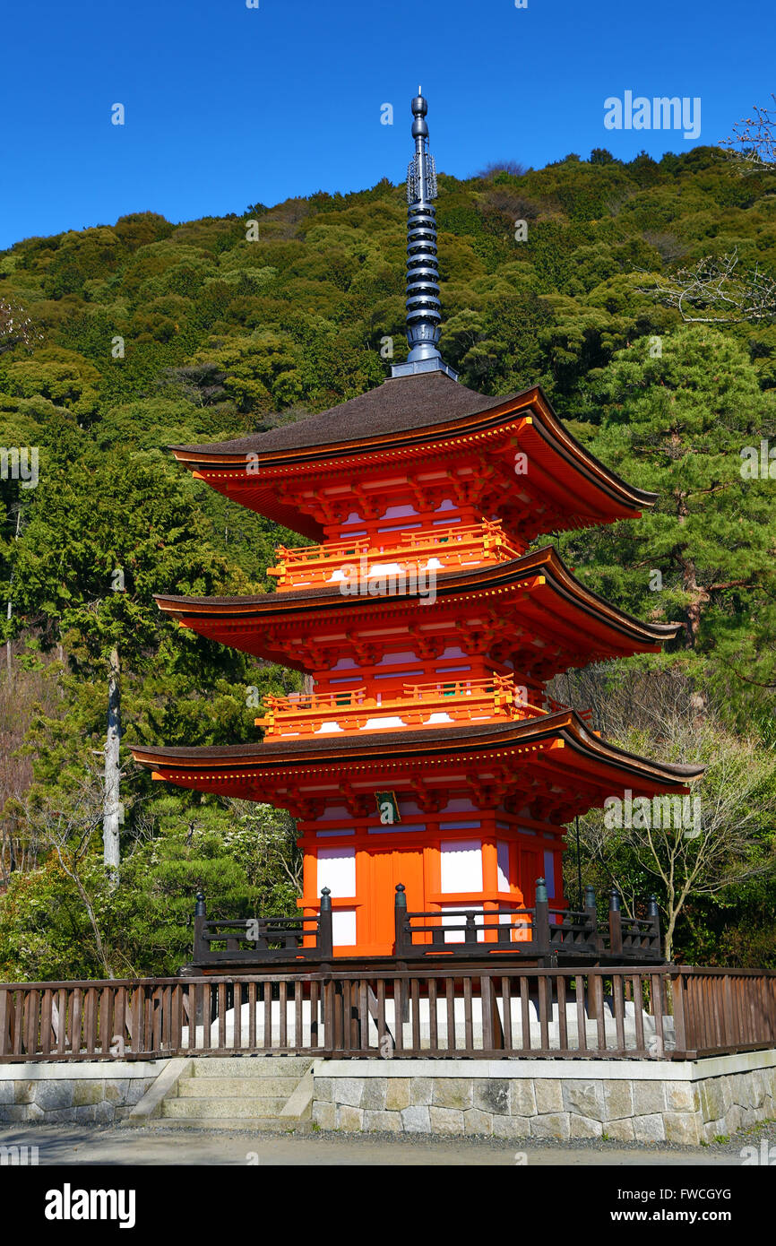 La pagode à trois étages orange le Temple Kiyomizu-dera à Kyoto, Japon Banque D'Images