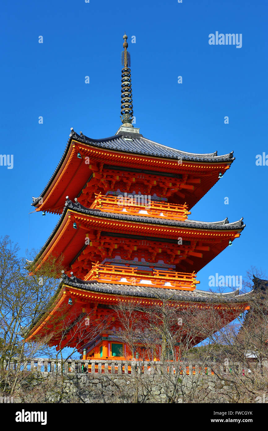 La pagode à trois étages orange le Temple Kiyomizu-dera à Kyoto, Japon Banque D'Images