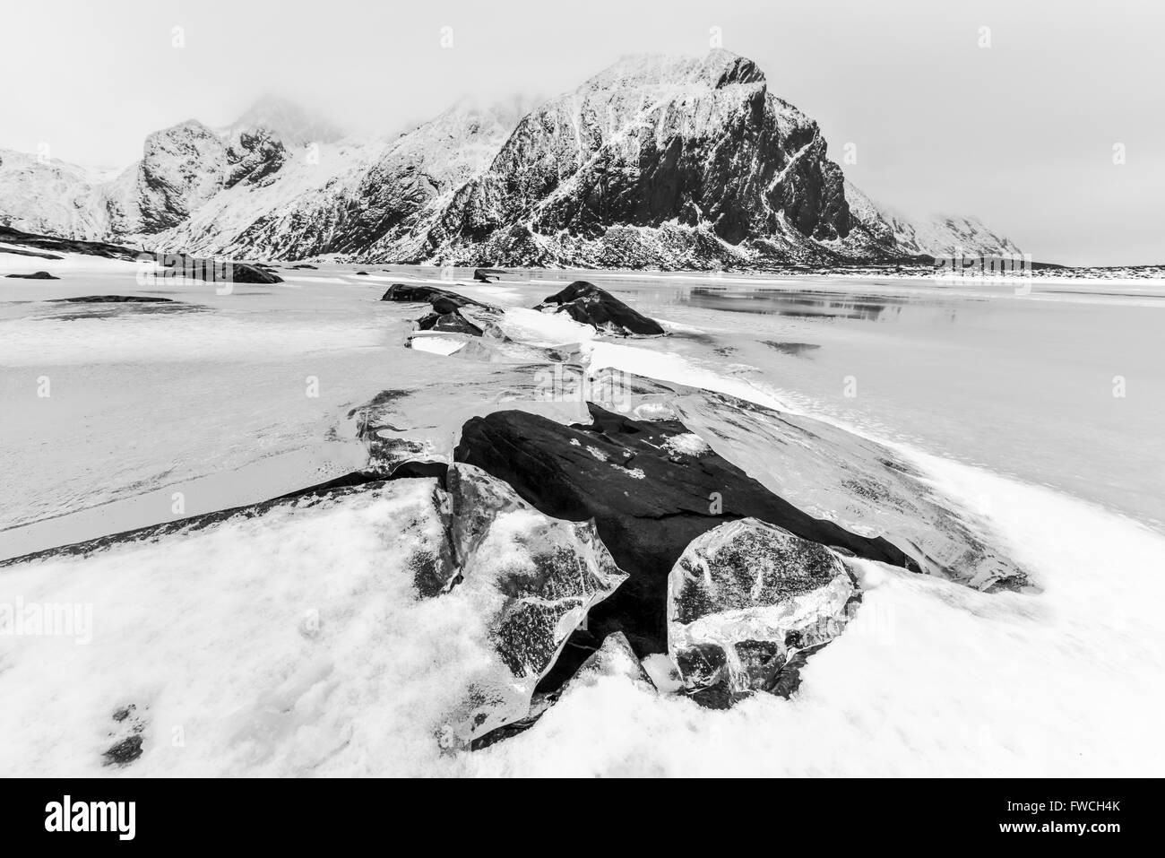 Superbe plage de galets de Eggum, îles Lofoten, Norvège, de l'Arctique, en Scandinavie, en Europe sur un ciel nuageux, journée d'hiver. Banque D'Images