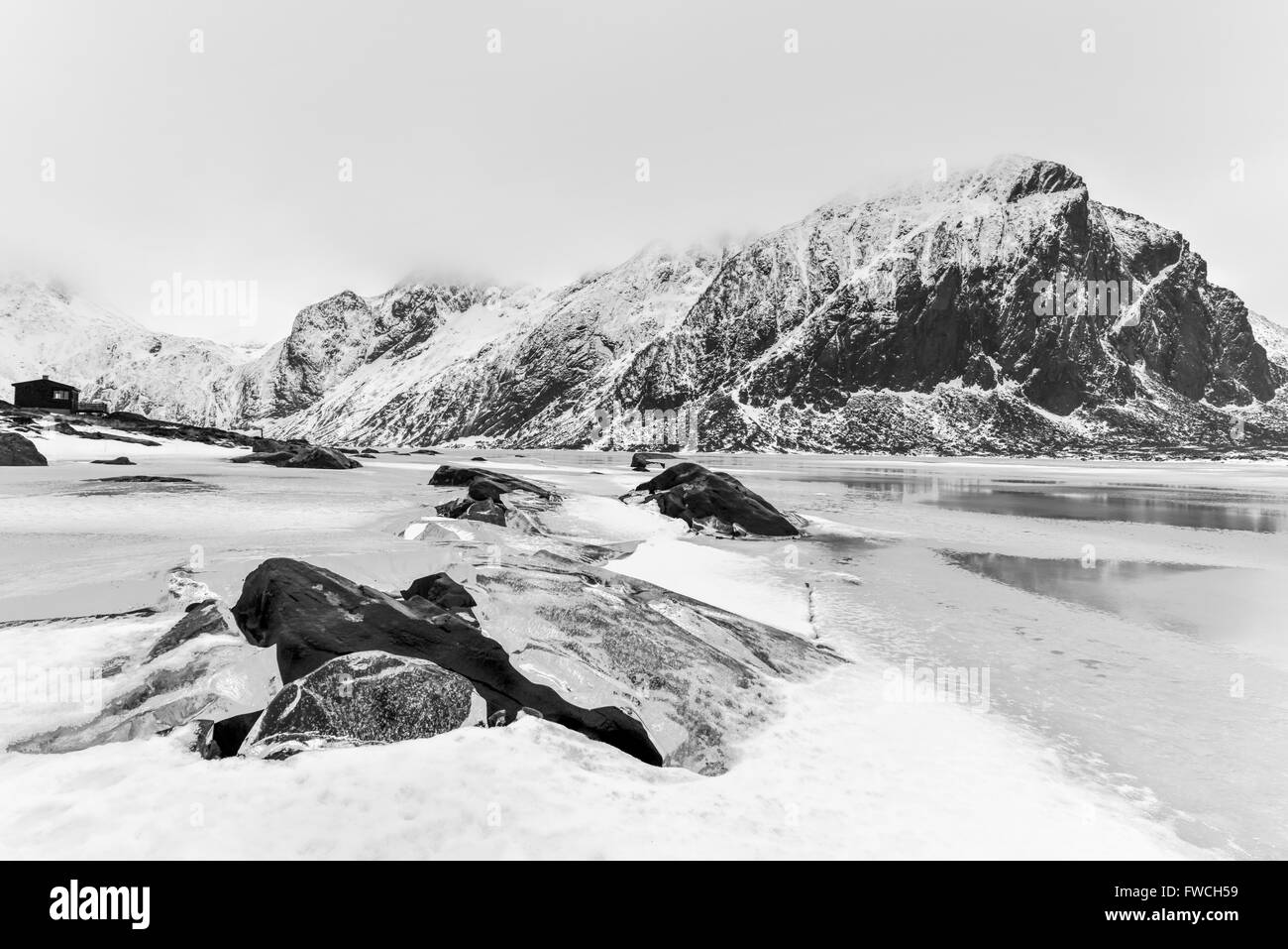 Superbe plage de galets de Eggum, îles Lofoten, Norvège, de l'Arctique, en Scandinavie, en Europe sur un ciel nuageux, journée d'hiver. Banque D'Images