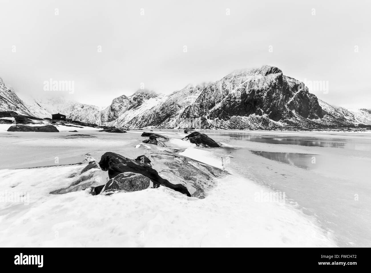 Superbe plage de galets de Eggum, îles Lofoten, Norvège, de l'Arctique, en Scandinavie, en Europe sur un ciel nuageux, journée d'hiver. Banque D'Images