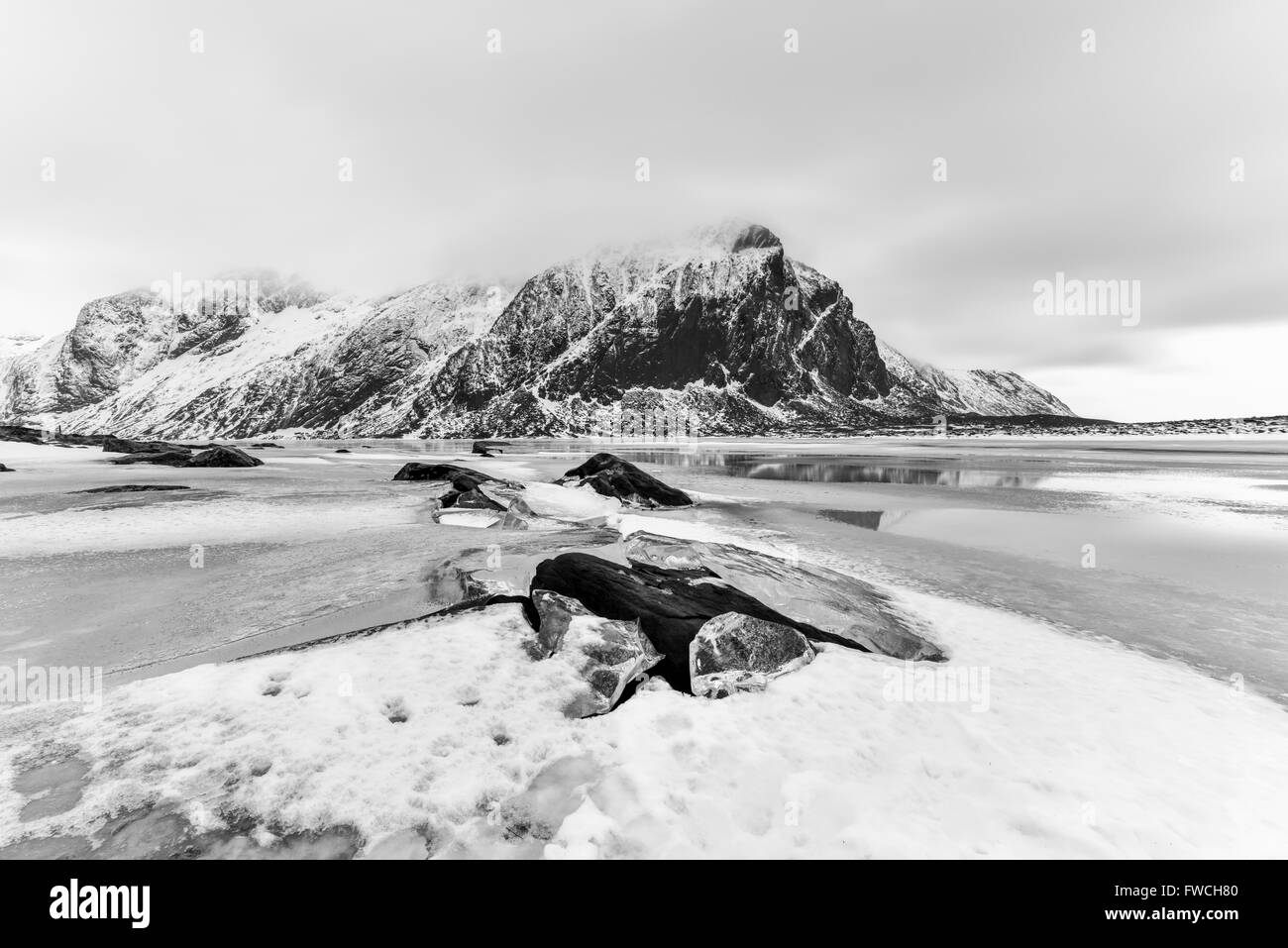 Superbe plage de galets de Eggum, îles Lofoten, Norvège, de l'Arctique, en Scandinavie, en Europe sur un ciel nuageux, journée d'hiver. Banque D'Images