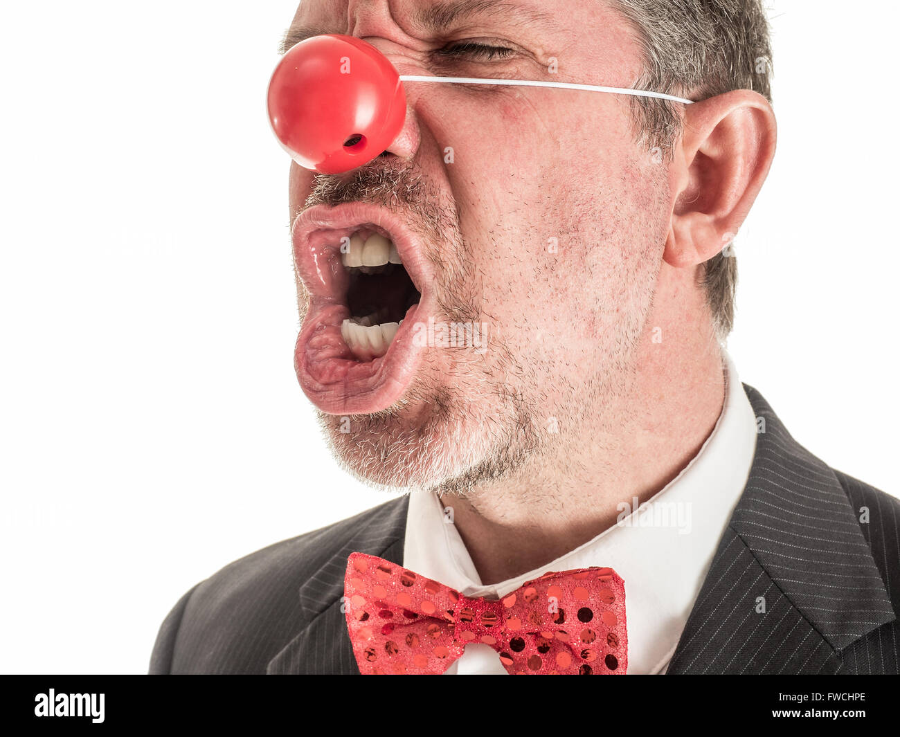 Photo Gros plan d'un homme en costume avec un nez en caoutchouc rouge et noeud  papillon rouge brillant crier au sommet de ses poumons Photo Stock - Alamy