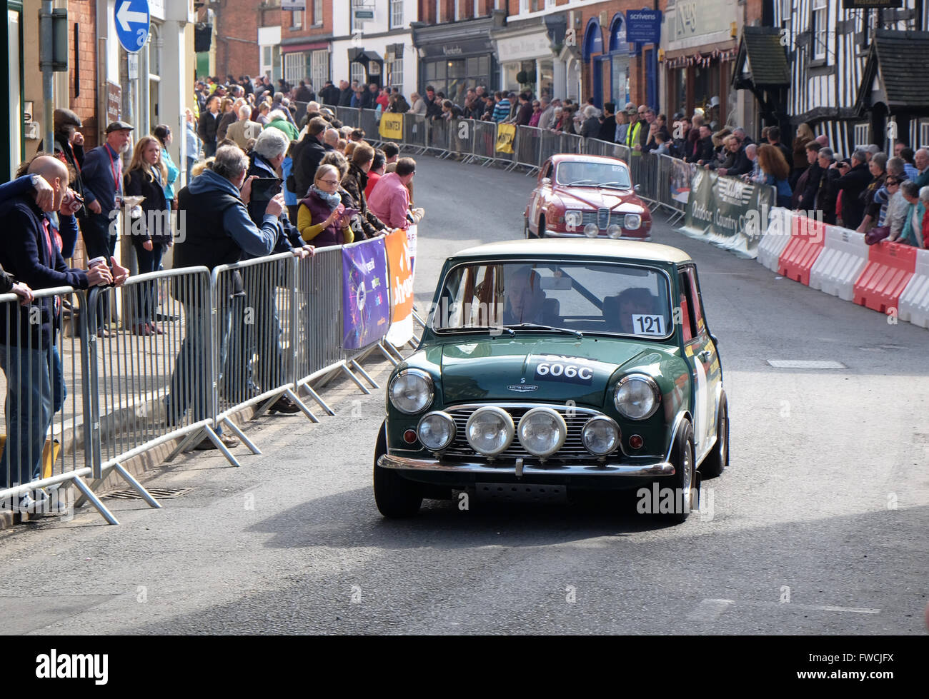 Bromyard, Herefordshire, UK, avril 2016 - le premier Festival de la vitesse dans les rues de Bromyard le berceau de la société automobile Morgan. Montré ici est une Mini Cooper S sports car racing le long de la rue principale. Banque D'Images