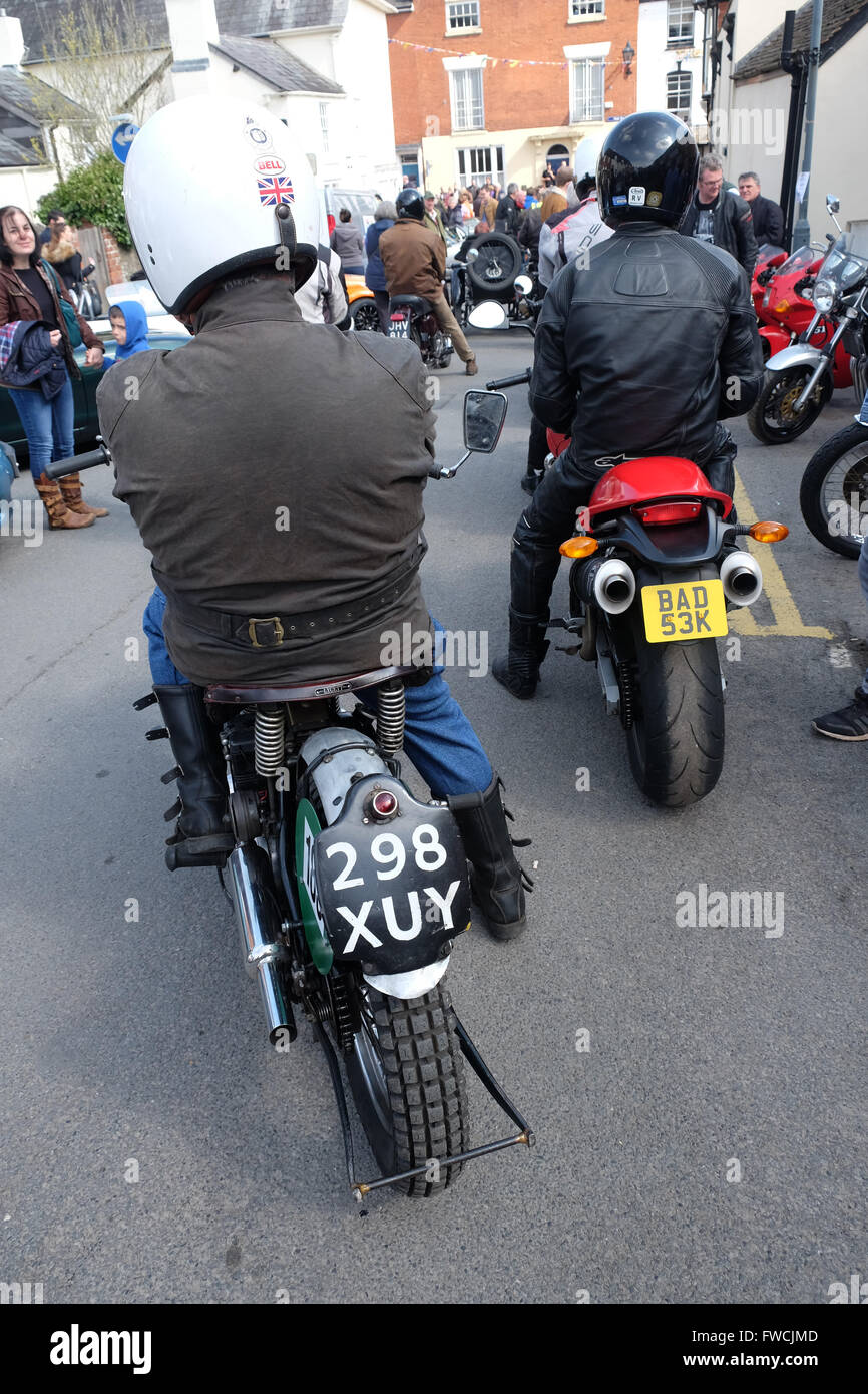 Bromyard Herefordshire Avril 2016 - motocyclistes attendre pour prendre part à la première édition du Festival de la vitesse dans les rues de Bromyard le berceau de la société automobile Morgan. L'événement comprenait les deux voitures et motos. Banque D'Images