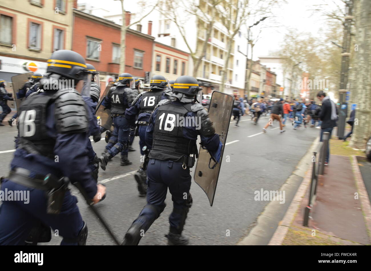 La police anti-émeute française en action à Toulouse, sud ouest de la France, au cours d'une manifestation contre un gouvernement nouveau droit du travail. Banque D'Images