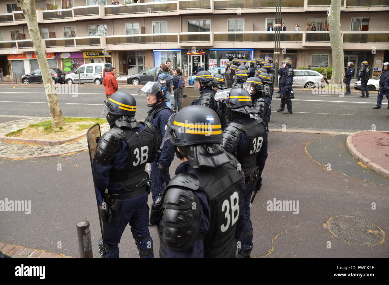 La police anti-émeute française en action à Toulouse, sud ouest de la France, au cours d'une manifestation contre un gouvernement nouveau droit du travail. Banque D'Images