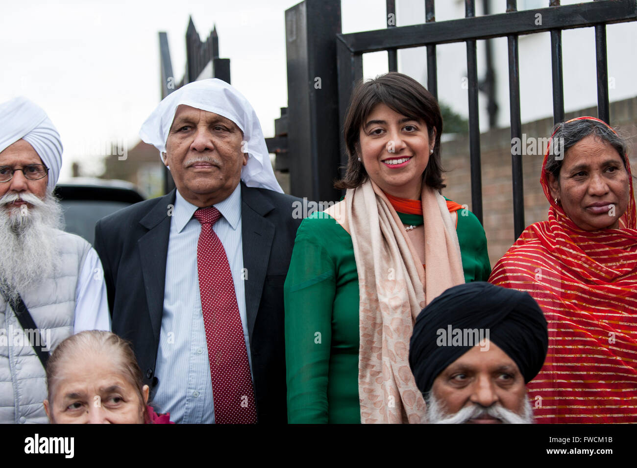 Londres, Royaume-Uni. 3 avril 2016. Seema Malhotra, député de Feltham & Heston et Shadow Secrétaire en chef au Trésor (rangée arrière, deuxième à droite), se joint à des milliers de sikhs pour la procession du Vaisakhi annuel colorés à Hounslow, à l'ouest de Londres. Le Vaisakhi est une fête des récoltes commémorant l'ouverture de la première de cinq membres de la confrérie de la Khalsa, qui a eu lieu le 13 avril 1699 - une date clé dans l'élaboration de la foi sikh. Crédit : Stephen Chung / Alamy Live News Banque D'Images