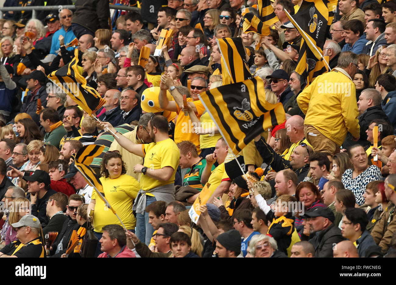 Ricoh Arena, Coventry, Royaume-Uni. 06Th avr, 2016. Rugby Aviva Premiership. Guêpes contre Northampton Saints. Les partisans de guêpes célébrer leurs équipes victoire. Credit : Action Plus Sport/Alamy Live News Banque D'Images