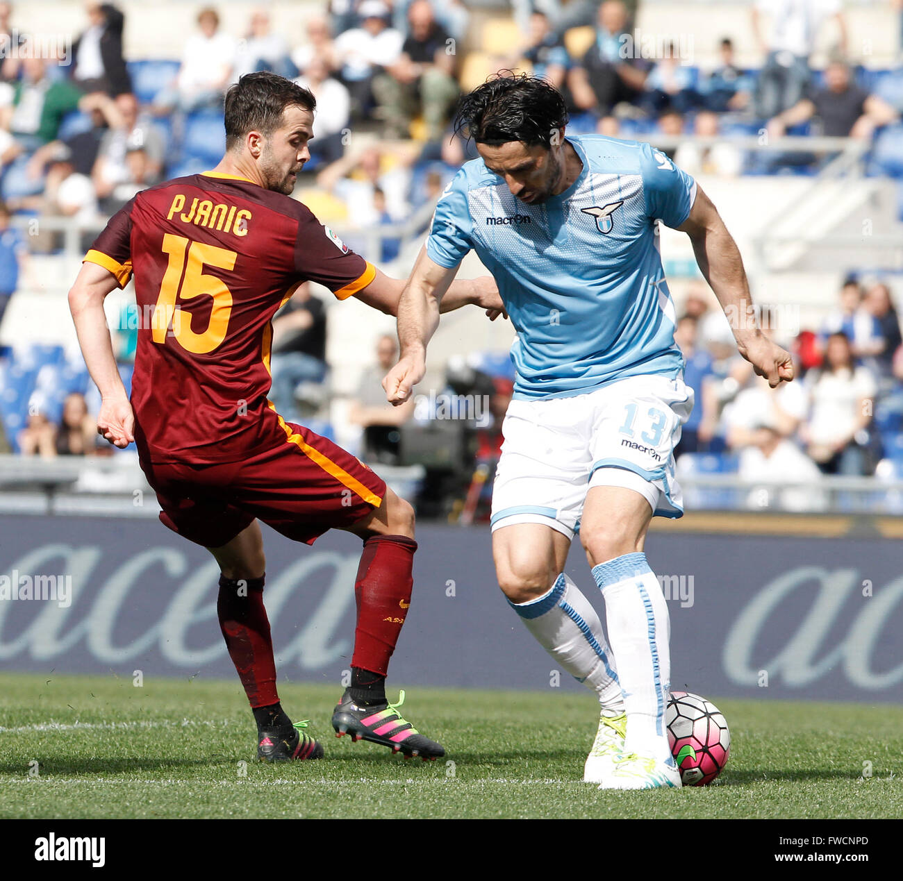 Rome, Italie. 06Th avr, 2016. Milan Bisevac du Latium, à droite, est contesté par RomaÕs Code Pjanic au cours de la Serie A italienne match de football entre le Latium et Rome au stade olympique. La Lazio Roma bat rivaux ville 4-1. Buts ont été inscrits par El Shaarawy, Dzeko, Florenzi et Perotti pour les Roms, Parolo pour le Latium. © Isabella Bonotto/Pacific Press/Alamy Live News Banque D'Images