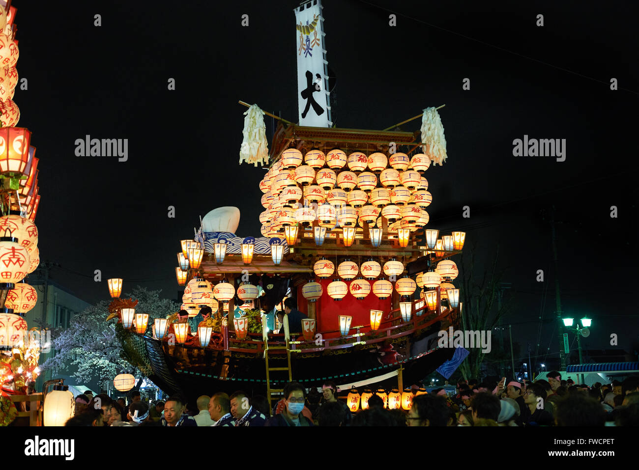 2 avril 2016 - flotteurs traditionnels japonais en face de la gare de Inuyama. Chaque flotteur est décoré de 365 lanternes. Le festival qui remonte à 1635 a lieu chaque année le premier samedi et dimanche d'avril. © Julian Krakowiak/AFLO/Alamy Live News Banque D'Images