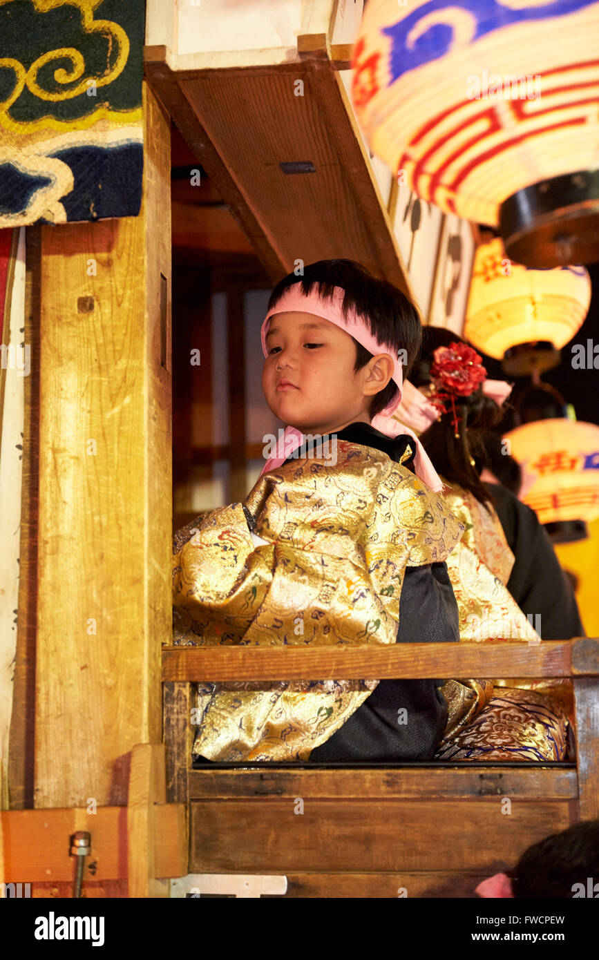 2 avril 2016 - jeune participant du festival du printemps de Inuyama assis sur un flotteur. Le festival qui remonte à 1635 a lieu chaque année le premier samedi et dimanche d'avril. © Julian Krakowiak/AFLO/Alamy Live News Banque D'Images