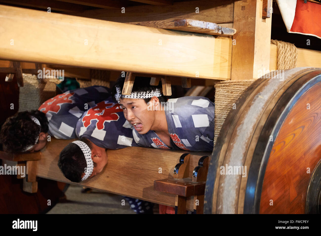 2 avril 2016 - Les participants du Festival du Printemps de Inuyama pousser un flotteur traditionnel japonais. Le festival qui remonte à 1635 a lieu chaque année le premier samedi et dimanche d'avril. © Julian Krakowiak/AFLO/Alamy Live News Banque D'Images