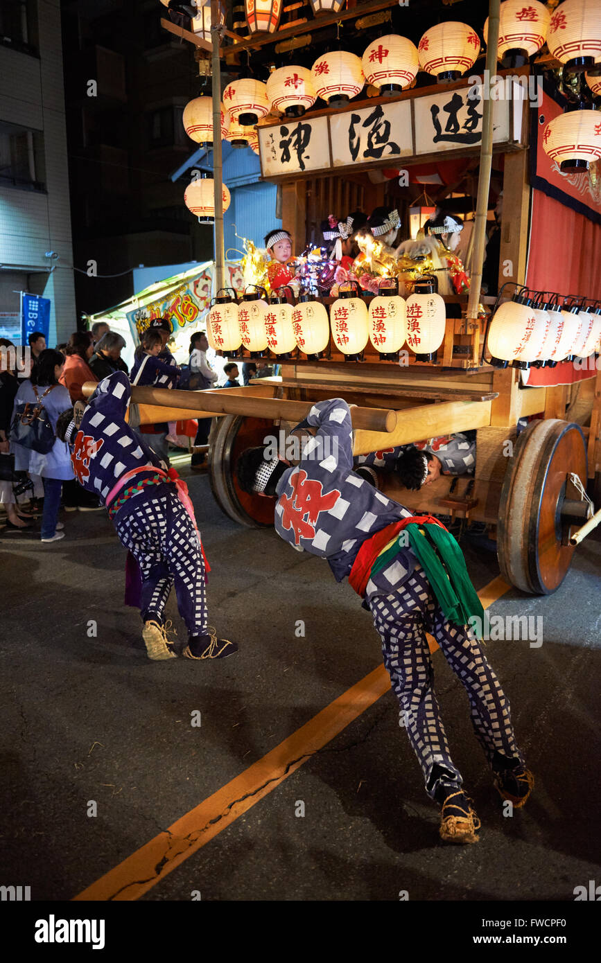 2 avril 2016 - Flotteur traditionnel japonais au cours de parade dans les rues d'Inuyama. Le Festival du Printemps de Inuyama qui date de 1635 a lieu chaque année le premier samedi et dimanche d'avril. © Julian Krakowiak/AFLO/Alamy Live News Banque D'Images