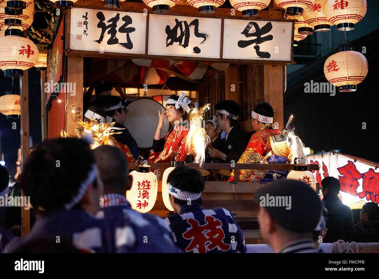 2 avril 2016 - Les jeunes participants du festival du printemps de Inuyama assis sur un flotteur. Le festival qui remonte à 1635 a lieu chaque année le premier samedi et dimanche d'avril. © Julian Krakowiak/AFLO/Alamy Live News Banque D'Images