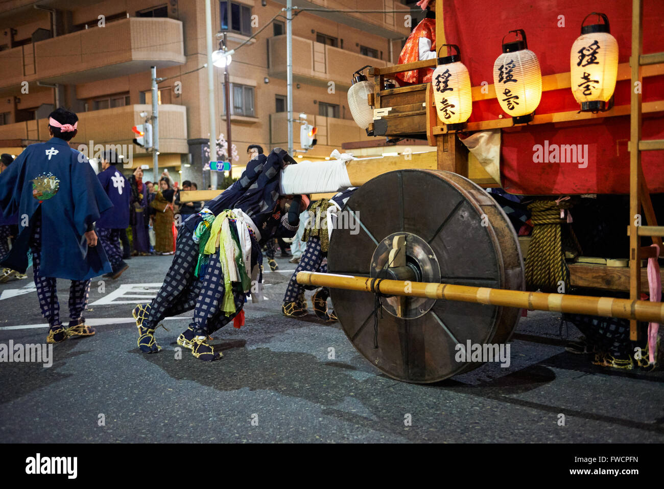 2 avril 2016 - Les participants du Festival de Printemps steer un flotteur traditionnel japonais pendant le défilé dans les rues de la ville de Inuyama. Le festival qui remonte à 1635 a lieu chaque année le premier samedi et dimanche d'avril. © Julian Krakowiak/AFLO/Alamy Live News Banque D'Images