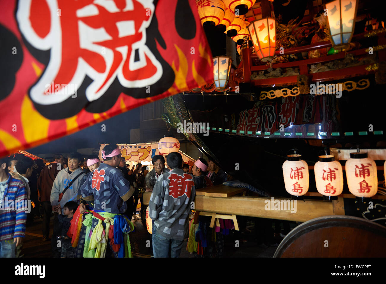 2 avril 2016 - Les participants du Festival du Printemps de Inuyama sont debout à côté d'un flotteur en bois traditionnel au cours d'une pause. Le Festival du Printemps de Inuyama qui date de 1635 a lieu chaque année le premier samedi et dimanche d'avril. © Julian Krakowiak/AFLO/Alamy Live News Banque D'Images