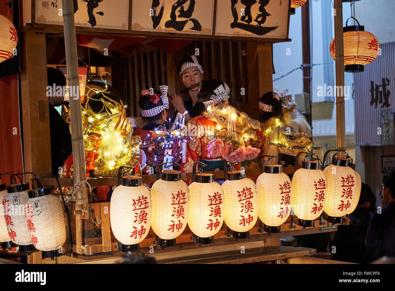 2 avril 2016 - Participant du Festival du Printemps de Inuyama jouant de la flûte traversière en position assise sur un flotteur, avec les enfants habillés en costumes traditionnels japonais. Le Festival du Printemps de Inuyama qui date de 1635 a lieu chaque année le premier samedi et dimanche d'avril. © Julian Krakowiak/AFLO/Alamy Live News Banque D'Images