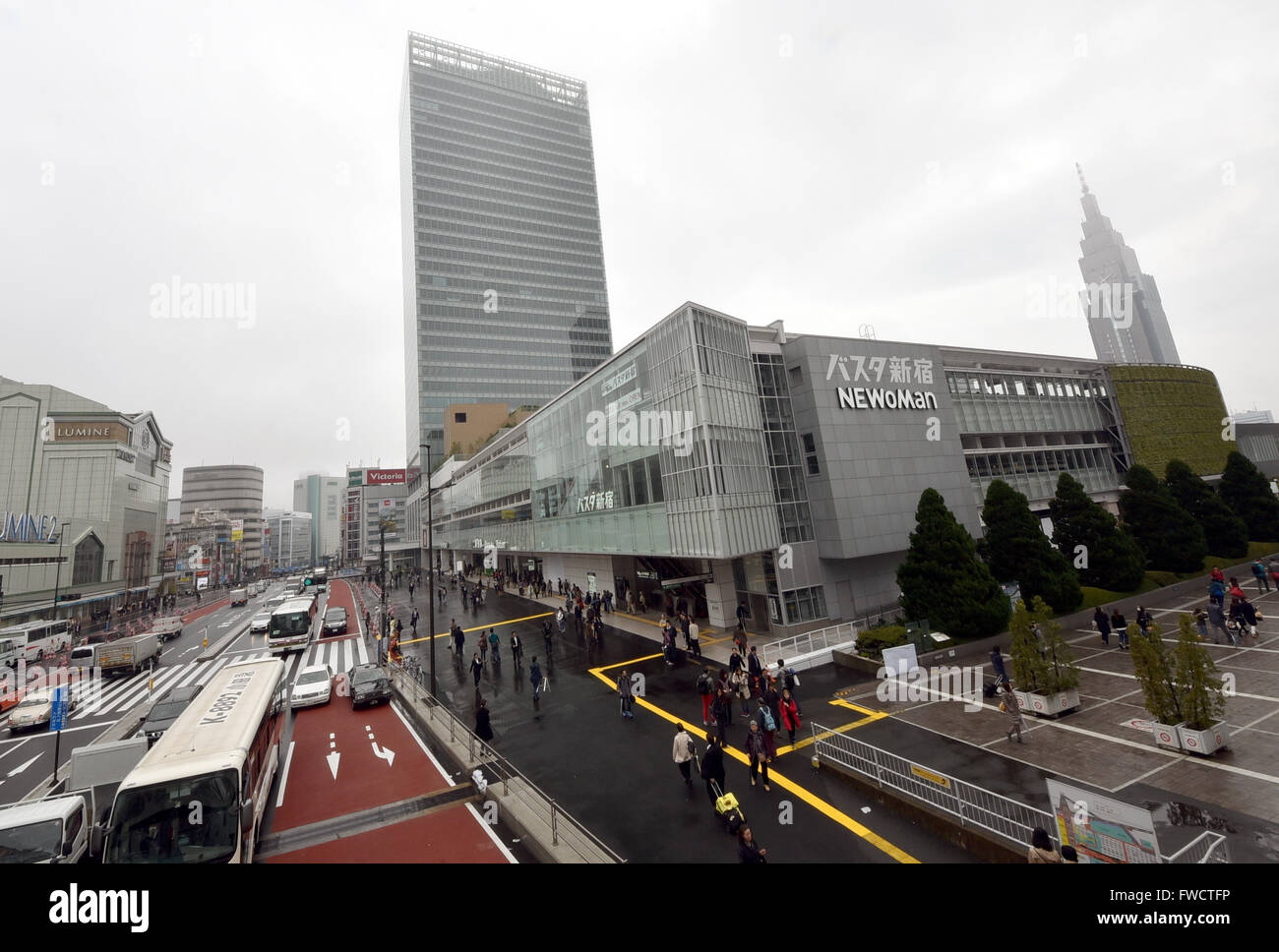 Tokyo, Japon. 4ème apr 2016. Shinjuku Expressway Bus Terminal démarre ses activités à Tokyo Shinjuku railroad station le Lundi, Avril 4, 2016. Le nouveau terminal, le plus important du genre dans la nation, s'intègre dans un domaine les bus en provenance de Shinjuku le long de 19 routes à travers le pays. Un total de 1 625 bus par jour et arrivera à s'écarter de la troisième et quatrième étage de la nouvelle aérogare. © Natsuki Sakai/AFLO/Alamy Live News Banque D'Images