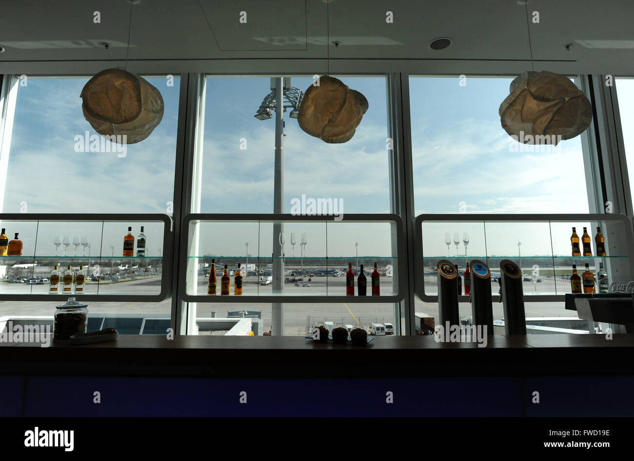 Munich, Allemagne. 4ème apr 2016. Vue depuis le salon classe affaires au nouveau satellite de terminal Lufthansa lors d'un aperçu de la presse à l'aéroport de Munich, Allemagne, 4 avril 2016. L'ouverture du salon a lieu le 26 avril. PHOTO : ANDREAS GEBERT/dpa/Alamy Live News Banque D'Images