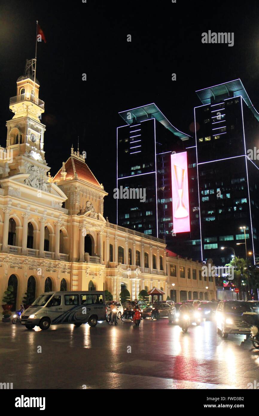 L'Hôtel de ville et centre commercial Vincom la nuit, Saigon, Vietnam, Asie Banque D'Images