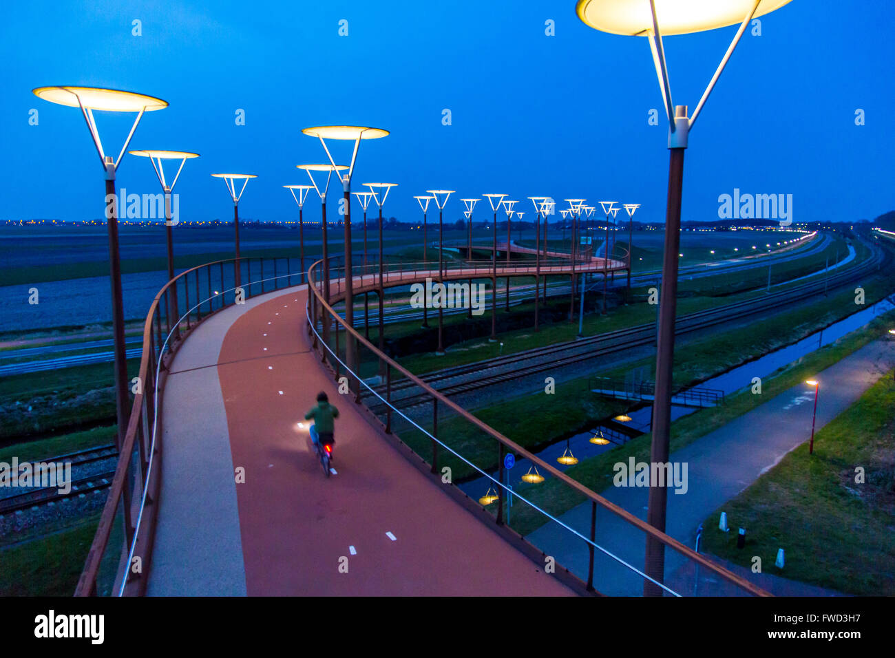 Piste cyclable et passerelle , Grands Waaijer Brug à Zoetermeer, un 220 mètres de long, pont courbé au-dessus d'une autoroute et voie de chemin de fer Banque D'Images