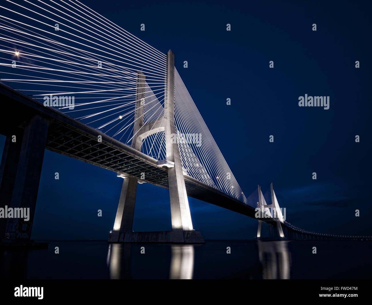 Ponte Vasco da Gama - pont Vasco da Gama est éclairée la nuit, Lisbonne Portugal Banque D'Images