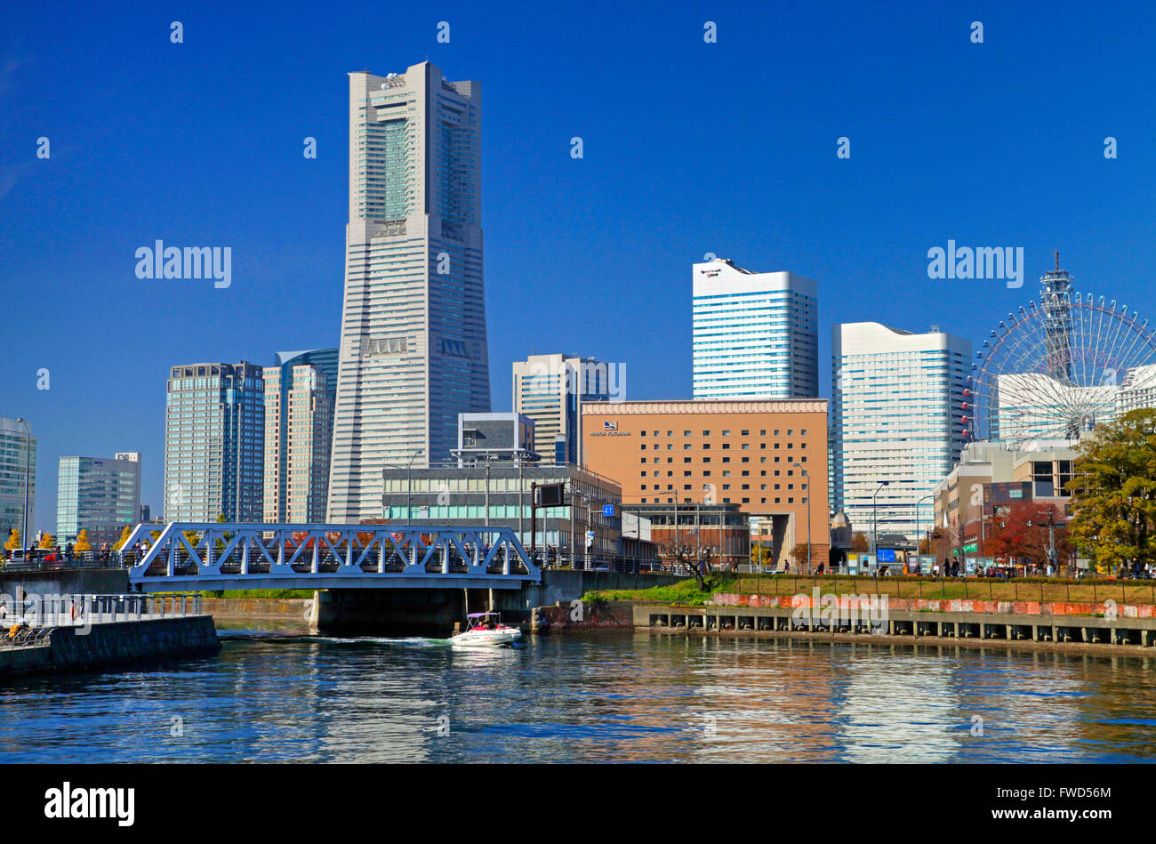 Yokohama Landmark Tower gratte-ciel de l'eau de port Yokohama Japon Banque D'Images