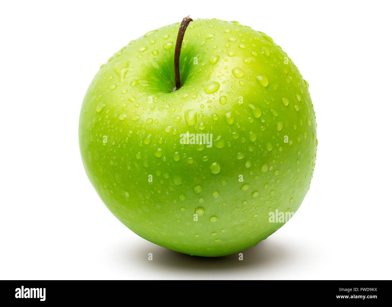 Pomme verte fraîche parfait isolé sur fond blanc avec de l'eau baisse dans toute la profondeur de champ avec chemin de détourage. Banque D'Images