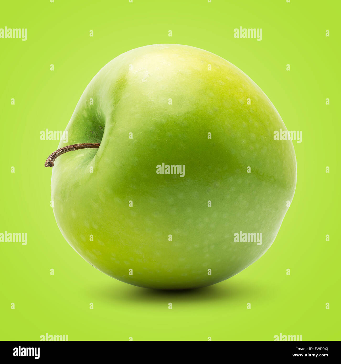Pomme verte fraîche parfait isolé sur fond vert dans toute la profondeur de champ. Banque D'Images