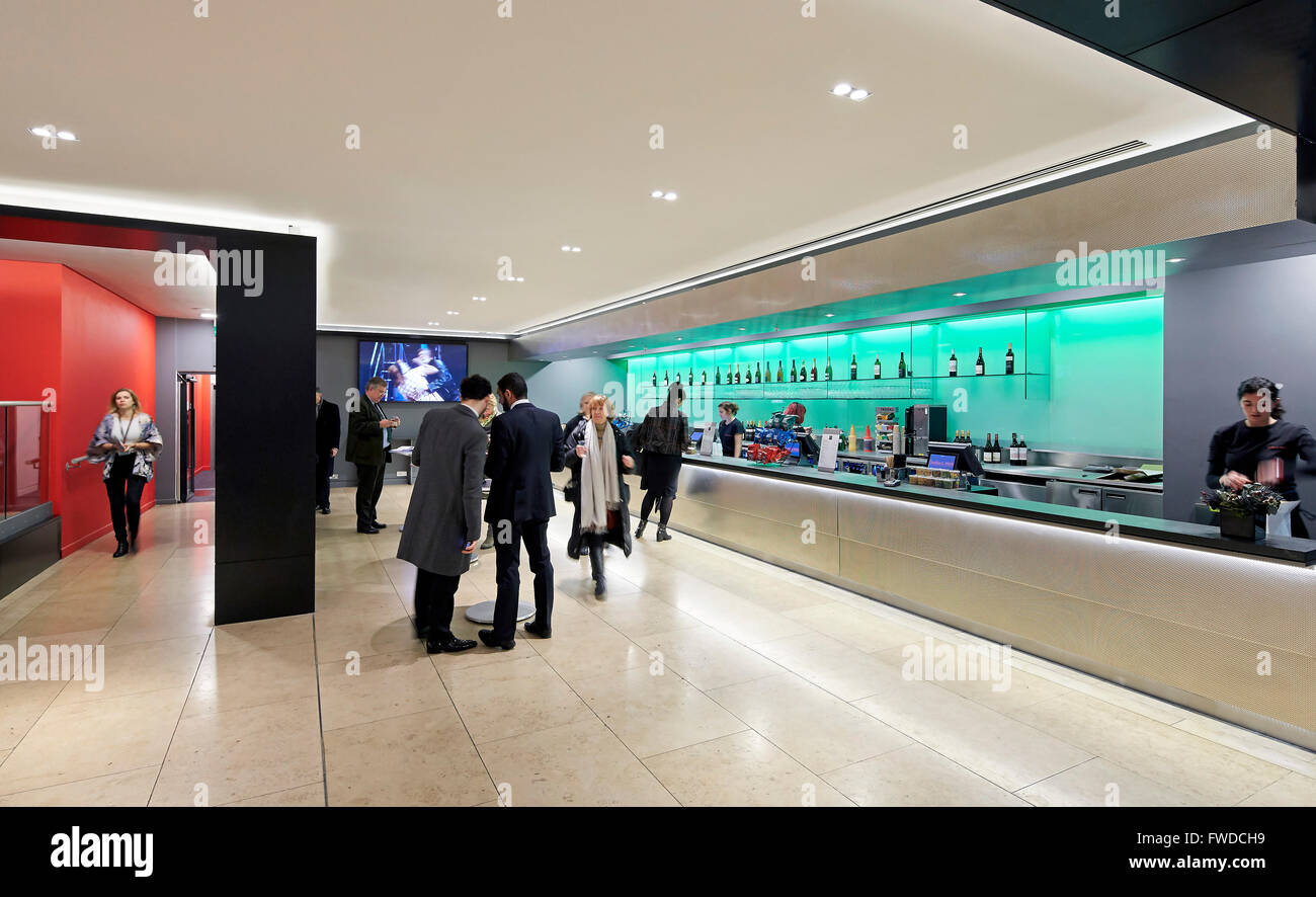 Hall d'entrée avec bar. Saddler's Wells, Londres, Royaume-Uni. Architecte : De Matos Ryan, 2014. Banque D'Images